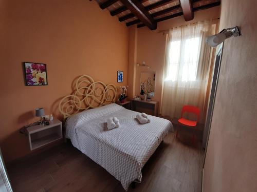 a bedroom with a bed with two towels on it at Affittacamere Il Tiro a Segno in Norcia