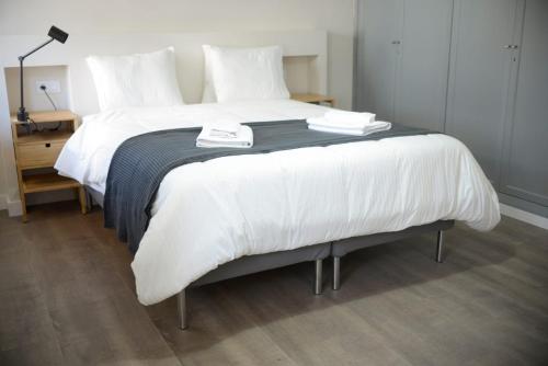 ロンダにあるPinsapo (Centro ciudad)のベッドルーム1室(大型ベッド1台、白いシーツ、枕付)