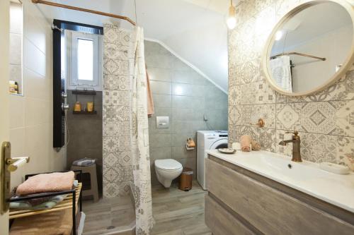 Ванна кімната в Luxury seafront house nearby Delphi