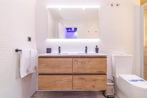 un bagno con lavandino e specchio di Bahia Meloneras a San Bartolomé