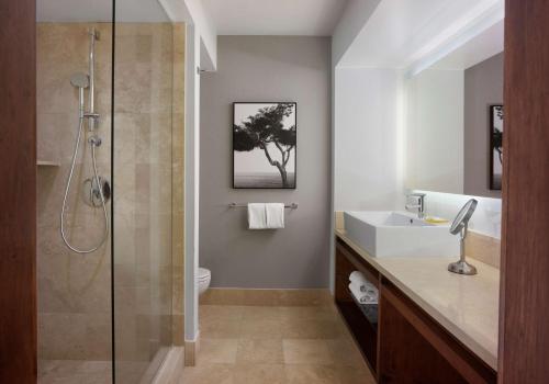 ein Bad mit einer Dusche, einem Waschbecken und einem WC in der Unterkunft Hyatt Regency Monterey Hotel and Spa in Monterey