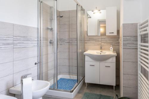 y baño con ducha, lavabo y aseo. en 018 - Appartamento Il Lemme - Nel Cuore di Gavi en Gavi