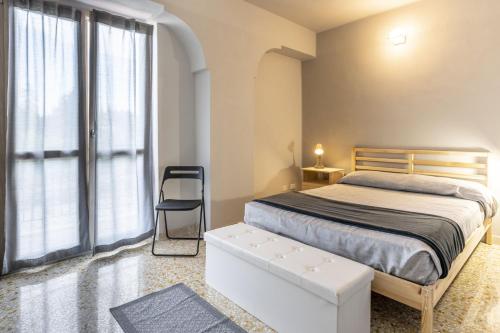 1 dormitorio con cama y ventana grande en 018 - Appartamento Il Lemme - Nel Cuore di Gavi, en Gavi