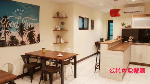 une salle à manger avec une table et une cuisine dans l'établissement Wei Yu No.1, à Tainan