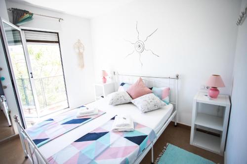 1 dormitorio con 1 cama y suelo a cuadros en Corals B&B Apartment, en Denia