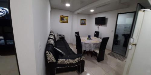 ein Esszimmer mit einem Tisch und Stühlen sowie ein Zimmer in der Unterkunft Apartamento Ynj Bogot in Bogotá