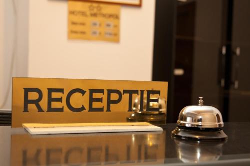 a sign with the word recycle sitting on a table at Hotel Metropol in Piteşti