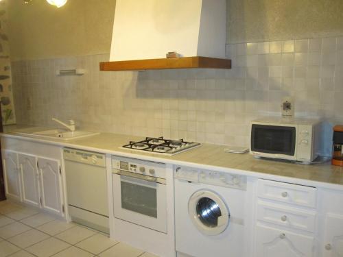 Una cocina o zona de cocina en Gîte Rural au coeur du Cantal