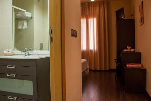 a bathroom with a sink and a mirror at Hotel El Sueño de Jemik in La Roda