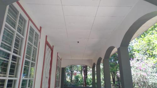 een binnenzicht op een gebouw met een wit plafond bij Villa Yasmin Malino in Malino