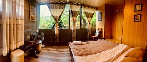 - une chambre avec un grand lit et une fenêtre dans l'établissement Đèn lồng homestay & coffee, à Đà Lạt