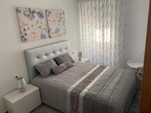 Un dormitorio blanco con una cama grande y una ventana. en Casa Faneca - Faneca Apartamentos, en Nazaré
