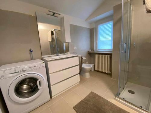 een badkamer met een wasmachine en een wastafel bij Casa Vacanza Amelia in Bosisio Parini