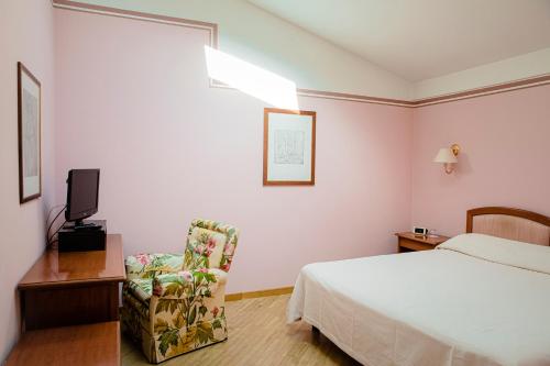 Ένα ή περισσότερα κρεβάτια σε δωμάτιο στο Hotel San Genesio