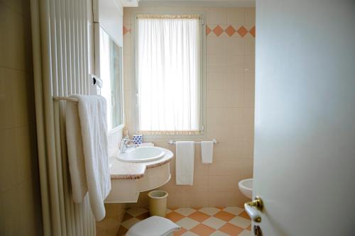 A bathroom at Hotel San Genesio