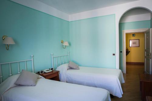 A bed or beds in a room at Hotel San Genesio