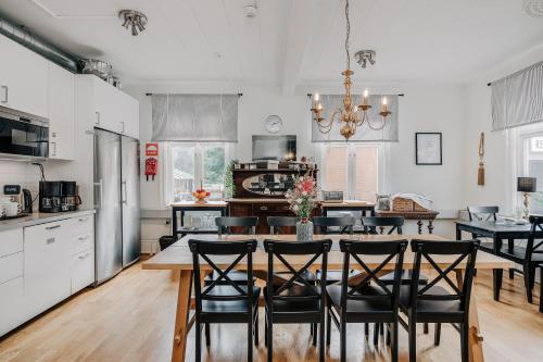 a kitchen and dining room with a table and chairs at Järnvägshotellet B& B i Skara in Skara