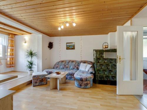 un soggiorno con divano e tavolo di Bright Holiday Home in Sch nbrunn with Garden a Langenbach