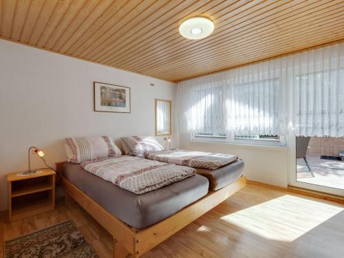 um quarto com uma cama e uma grande janela em Bright Holiday Home in Sch nbrunn with Garden em Langenbach