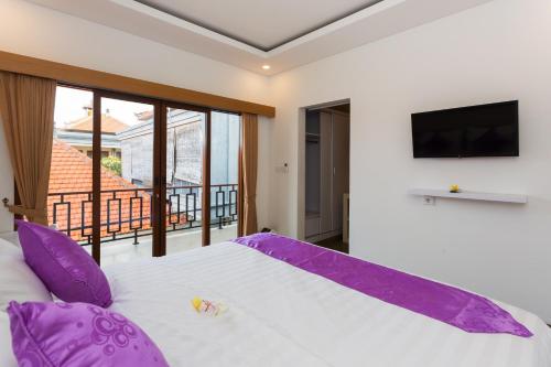 Un pat sau paturi într-o cameră la Pondok Bobo Seminyak