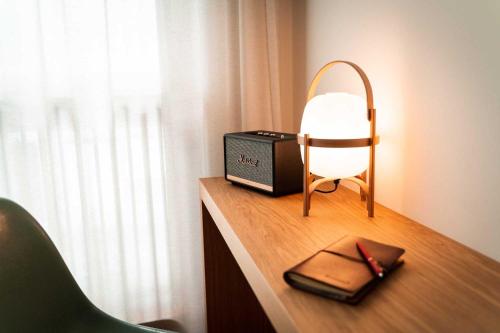 ART HOUSE Basel - Member of Design Hotelsにあるテレビまたはエンターテインメントセンター