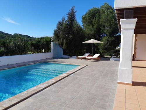 สระว่ายน้ำที่อยู่ใกล้ ๆ หรือใน Villa Santa Eulalia 422
