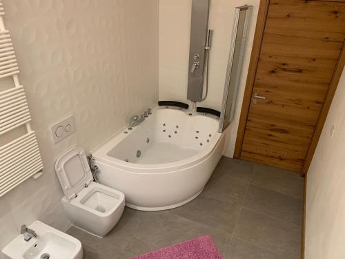 Foto dalla galleria di CASA MONTE DI SOPRA jacuzzi & sauna a Fanano