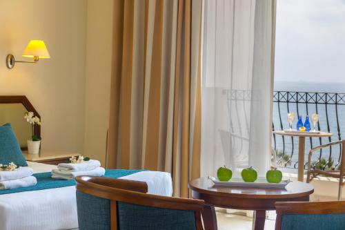 Ένα ή περισσότερα κρεβάτια σε δωμάτιο στο Aquamare Beach Hotel & Spa