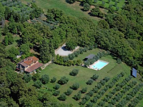 una vista aérea de una casa con piscina en Belvilla by OYO Villa Sara, en Lucignano