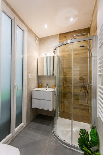 une salle de bain avec douche et lavabo dans l'établissement Relaxhome - Hypercentre - Clim - Netflix, à Cannes