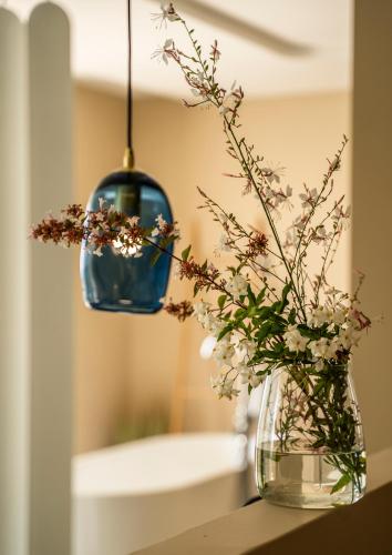 Eine Vase mit Blumen darin steht auf einem Tisch. in der Unterkunft Wave Resort - Ultra All Inclusive in Pomorie