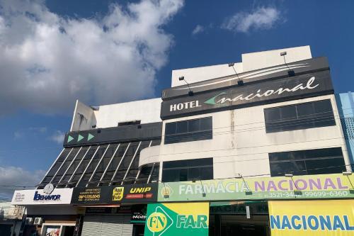 un hotel con un cartel en el lateral de un edificio en Hotel Nacional, en Arapiraca