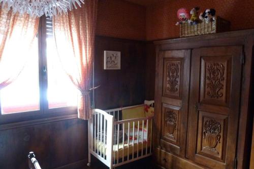 a baby room with a crib and a window at Casa rural Mertxenea Landetxea in Elcano