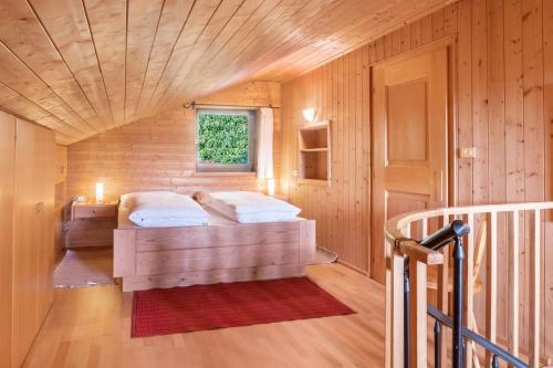 1 dormitorio con 1 cama en una habitación de madera en App Peterbühl - Gasser en Vols am Schlern