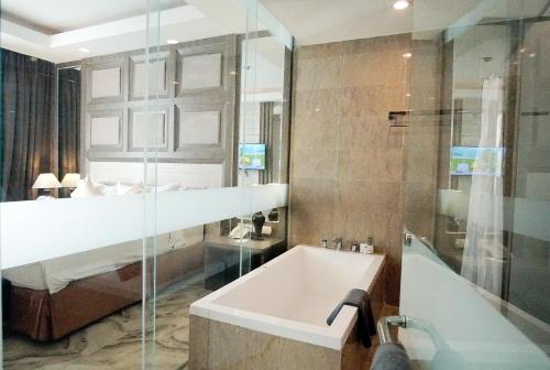 ห้องน้ำของ ASTON Lampung City Hotel