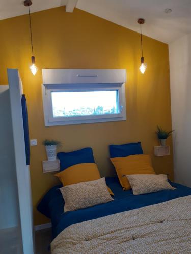 מיטה או מיטות בחדר ב-Le petit atelier