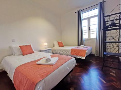 Tempat tidur dalam kamar di CASA DOS AVÓS Apartments with Pool in Funchal