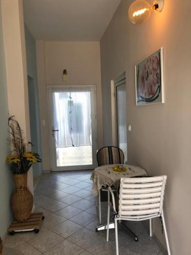 een eetkamer met een tafel en stoelen en een raam bij Apartments Kraljev Stanko in Biograd na Moru