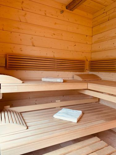 a wooden sauna with two beds and a towel at Ferienhaus am See mit Sauna und Whirlpool in Wienerbruck