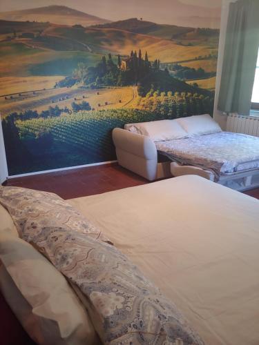科萊薩爾韋蒂的住宿－B & B CUORE TOSCANO，一间卧室设有两张床,墙上挂着一幅画