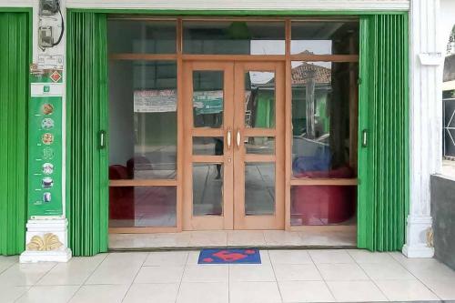 Η πρόσοψη ή η είσοδος του RedDoorz Plus near Universitas Saburai Lampung