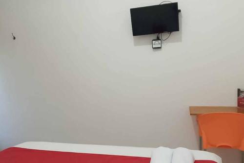 Μια τηλεόραση ή/και κέντρο ψυχαγωγίας στο RedDoorz Plus near Universitas Saburai Lampung