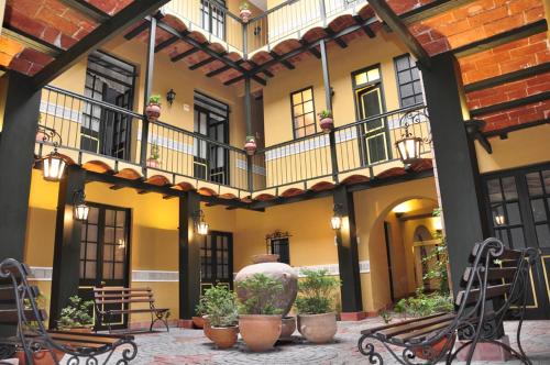 une cour d'un immeuble avec bancs et balcons dans l'établissement Hotel Naira, à La Paz