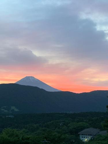 a view of a mountain with a sunset in the background at 箱根七福荘 in Onsensō