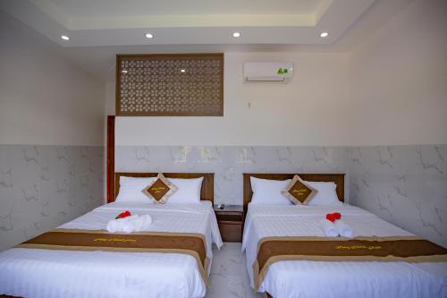 Postel nebo postele na pokoji v ubytování Hưng Khánh Hotel
