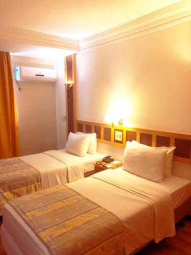 a hotel room with two beds in a room at Monumental Bittar Hotel in Brasilia