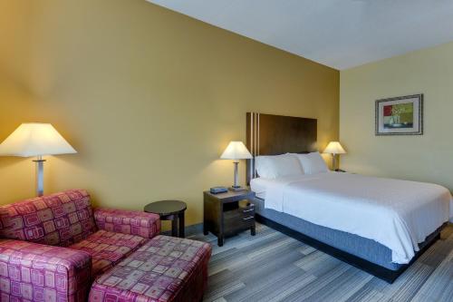 Tempat tidur dalam kamar di Holiday Inn Express Hotel & Suites Richmond, an IHG Hotel