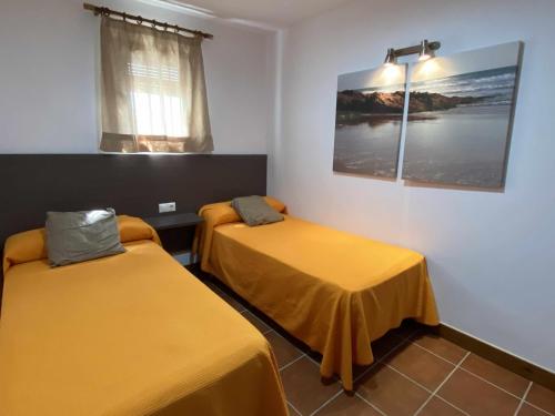 Ліжко або ліжка в номері Apartamento para 4 personas con jardín privado y barbacoa cerca de la playa