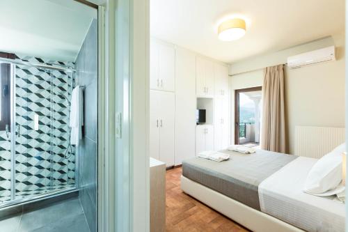 En eller flere senger på et rom på Villa Anemeli - Luxury pool villa with gorgeous seaview