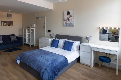 a bedroom with a bed and a desk and a couch at Hereford City Centre - Apartment 7, Isabella House - Modern Apartment In The Heart of The City - Sleeps 2 Guests - Hosted by RENTMYHOUSE in Hereford